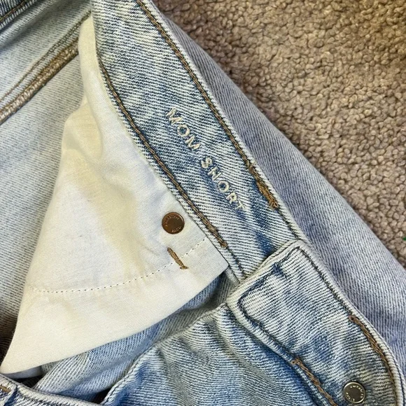 American Eagle Women's Size 14Distressed Cuffed Mom Jean Shorts Light Wash Blue - Picture 8 of 9